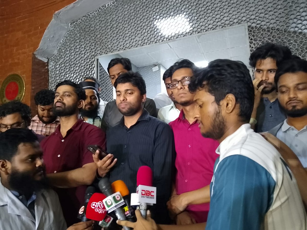 ঢাকা মেডিকেল কলেজ হাসপাতালের প্রশাসনিক ভবনের সামনে আজ মঙ্গলবার সন্ধ্যায় সংবাদ সম্মেলন করে আন্দোলন প্রত্যাহার করে পুরোদমে চিকিৎসাসেবা চালু করার ঘোষণা দেন